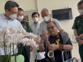 NS Trần Mạnh Tuấn chơi saxophone sau cơn đột quỵ: Ngồi xe lăn, nén nước mắt thổi từng nốt nhạc đầy xúc động