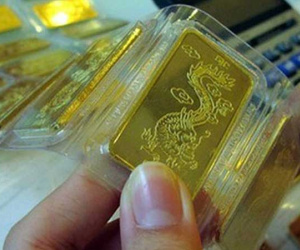 Vàng thế giới lao dốc, SJC lập tức 'bốc hơi' 400.000 đồng/lượng