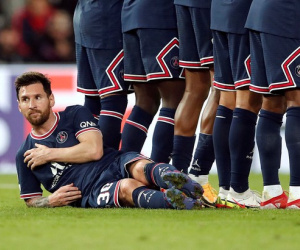 Neymar cười đau ruột vì Messi phải nằm bò dưới sân làm hàng rào tới 2 lần