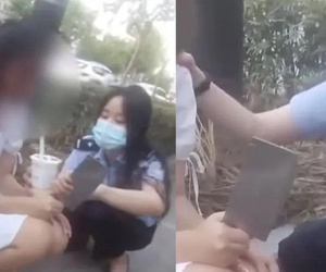 Clip: Nữ cảnh sát 'thu phục' cô gái cầm dao phay bằng đúng một cốc trà sữa, dân mạng ca ngợi vì lối hành xử quá nhân văn
