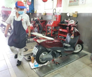 Người dân TP.HCM cứu bình ắc quy xe máy trước khi được nới lỏng giãn cách