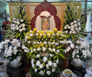 Xúc động hình ảnh bàn thờ cố ca sĩ Phi Nhung và ý nghĩa phía sau vòng hoa tiễn biệt của khán giả Tiền Giang