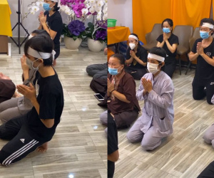 Hồ Văn Cường đeo khăn tang, buồn bã cùng mẹ ruột khấn nguyện trong tang lễ của mẹ nuôi Phi Nhung
