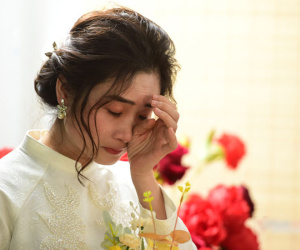 Xúc động với đám cưới đặc biệt của nữ điều dưỡng trong bệnh viện dã chiến ở TP.HCM: Phòng cưới hoa hồng rực rỡ, ngoài cửa nhộn nhịp cứu người