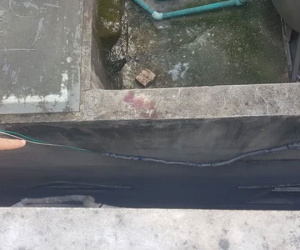 Lần theo vết máu, phát hiện người đàn ông lạ mặt mắc kẹt trong khe tường giữa 2 tòa nhà
