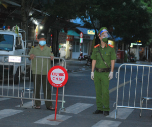 Hà Nội phong tỏa phố Phủ Doãn, lấy mẫu xét nghiệm toàn bộ cư dân khu vực sau khi phát hiện ca dương tính SARS-CoV-2 cộng đồng