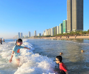 Ảnh: Người Đà Nẵng hào hứng tắm biển từ sớm tinh mơ sau 75 ngày phải cách ly vì Covid-19