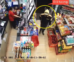 Clip nam thanh niên táo tợn xông vào cướp siêu thị ở Hà Nôi, công an phát thông báo truy tìm