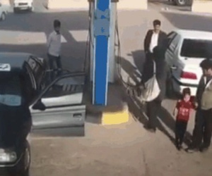 Video: Đang đổ xăng, ô tô con bất ngờ phát nổ kinh hoàng như bom