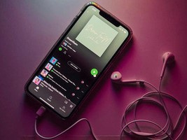Phát hiện thủ phạm gây hao pin iPhone nghiêm trọng, bất ngờ khi đó là một ứng dụng nghe nhạc cực kỳ quen thuộc!