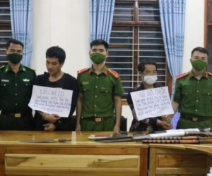 Hai thanh niên súng ống đầy người 'ôm' theo 2 bánh heroin và 6.500 viên ma túy tổng hợp
