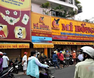 Tiệm vàng Sài Gòn bất ngờ đông khách, bán vàng ăn tiêu 'bình thường mới'