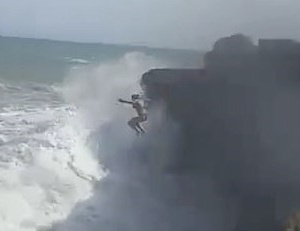 Quay chồng nhảy xuống biển, người vợ không ngờ đó là khoảnh khắc cuối cùng, đoạn video thảm khốc gây ám ảnh