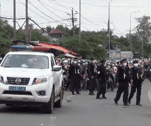 Sau thời gian phong tỏa 'đông cứng', hàng ngàn công nhân hò reo khi được CSGT dẫn đường về quê