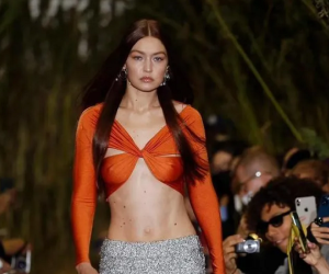 'Gái 1 con' Gigi Hadid khoe cơ bụng săn chắc cực sexy trên sàn runway