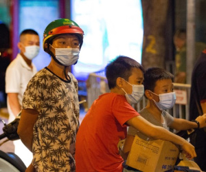 Hà Nội: Người dân tranh thủ tiếp tế nhu yếu phẩm cho người thân bên trong khu vực phong tỏa ở Bệnh viện Việt Đức