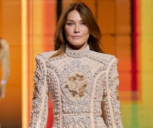 Cựu Đệ Nhất Phu nhân Pháp cùng dàn chân dài đình đám làng mốt thế giới đổ bộ sàn runway Balmain khiến giới mộ điệu phát 'sốt'
