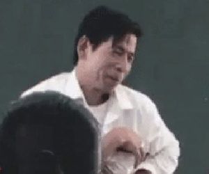 Lớp đang học bài nghiêm túc bỗng nhiên thầy giáo lôi ra 1 thứ trong túi áo, học sinh nhìn mà muốn xỉu ngang