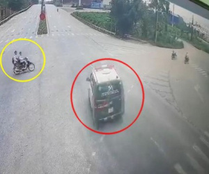 Xe cứu thương lao vun vút hất tung xe máy tại ngã tư, một học sinh nguy kịch