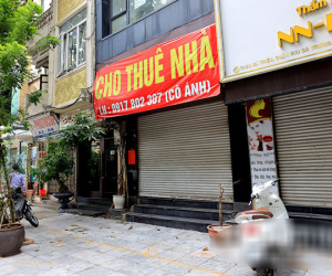 Tấm biển đỏ với cụm từ này đang xuất hiện dày đặc trên phố Hà Nội