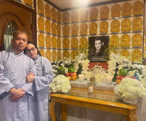 Con gái ca sĩ Phi Nhung chuẩn bị cúng thất đầu cho mẹ tại Mỹ, nét mặt đượm buồn tựa vào người thân gây xót xa
