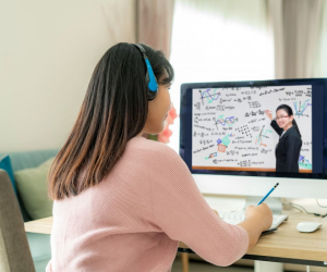 Nam sinh nhờ mẹ học online giùm nhưng quên tắt mic, thầy giáo nói lại 1 câu mà ngượng chín mặt