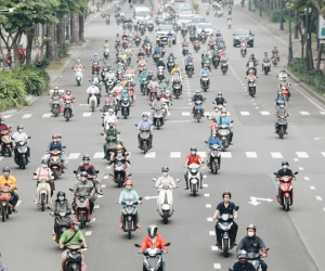 TP.HCM sáng đầu tuần sau nới lỏng giãn cách: Lâu lắm rồi mới thấy cảnh người dân chen chúc trên đường