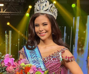 Chưa từng có: Tân Miss World Philippines ngã 2 lần trên sân khấu chung kết, vương miện và hoa... rơi lả tả