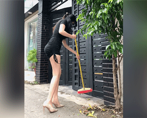 Bà Tưng lên sóng video đi quét rác với bộ đồ sexy 'hết nước chấm', lại bị một chi tiết khác giật sạch spotlight