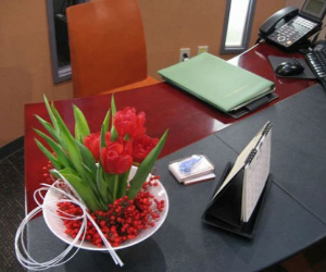 4 thứ đặt trên bàn làm việc sẽ gây cản trở con đường thăng tiến, làm kiệt sức mà nghèo vẫn hoàn nghèo