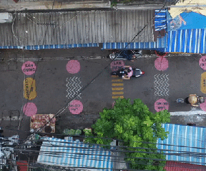 Chợ ở Hà Nội kẻ ô hồng, vàng cho người mua hàng giãn cách tránh Covid-19
