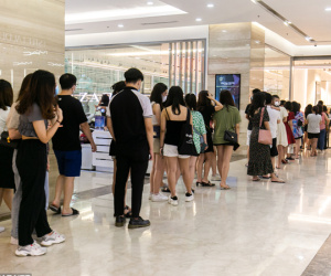 Giới trẻ Hà Nội chen chân mua sắm sau nới lỏng giãn cách