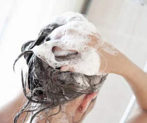 Gội đầu trong ngày đèn đỏ sẽ gây nhiều bệnh tật đúng hay sai?