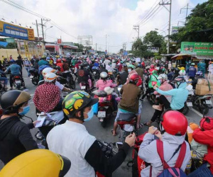 Hàng nghìn người đi xe máy về các tỉnh phía Bắc