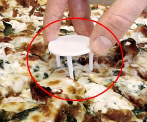 Tại sao người ta lại đặt một cái kệ nhỏ ở giữa bánh pizza?