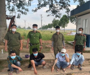 Bắt nhóm đối tượng giả dân phòng mang còng số 8 và ma tuý