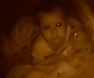 Nghe tiếng hét phát ra từ phòng con gái, mẹ kiểm tra camera phát hiện điều kỳ lạ, chạy sang phòng còn bị đe dọa