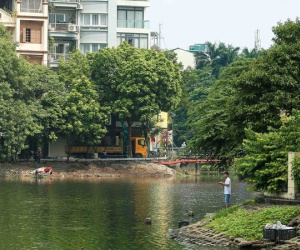 Kè hồ Trúc Bạch sụt lún, xuống cấp nghiêm trọng