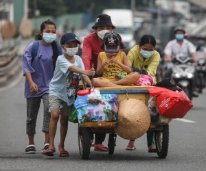 Cay mắt chuyện gia đình 5 người đẩy nhau trên chiếc xe ve chai rời Sài Gòn về quê: 'Xe máy bị mất trộm, kinh tế kiệt quệ rồi, đành đi bộ về thôi'