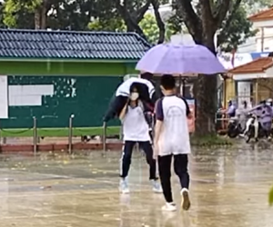 Nam sinh bất chấp mưa lớn chạy che ô cho crush, phản ứng của bạn nữ khiến dân tình hét lên: Quá sức đau lòng!
