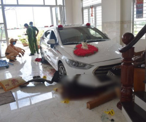 Nữ tài xế lái ôtô đi rửa tông thẳng vào phòng khách, chủ nhà trọng thương