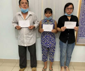 Dùng ghế và bàn tấn công nhân viên y tế lấy mẫu xét nghiệm, cả nhà bị khởi tố