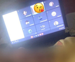 Nam sinh chăm chú học online, zoom kỹ bức hình phát hiện ngay điều bất thường khiến giáo viên nào cũng 'muốn xỉu'