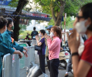 Hà Nội: Người dân lách qua hàng rào, đứng vái vọng ở Phủ Tây Hồ ngày mùng 1