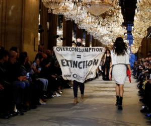 Người biểu tình 'náo loạn' show diễn Louis Vuitton