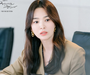 Song Hye Kyo đẹp xuất sắc trong phim mới: Chỉ 3 bức ảnh đã phô diễn cái gọi là 'nữ thần nhan sắc của các nữ thần'