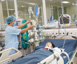Bác sĩ cảnh báo: Cha mẹ sợ dịch không đưa con đi khám, nhiều trẻ khi đến viện đã biến chứng nặng, tiên lượng xấu, nguy kịch