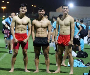 Văn Thanh, Tiến Linh cùng dàn tuyển thủ Việt khoe body 6 múi "siêu phẩm", làm nóng trước trận đấu gặp Trung Quốc?