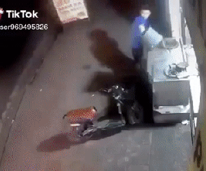 Ô tô mất lái lao thẳng vào người đàn ông đang đứng dọn dẹp trong nhà, hiện trường sự việc khiến tất cả rùng mình