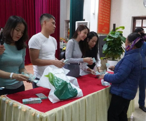Vợ chồng Công Vinh - Thủy Tiên về Nghệ An cứu trợ lũ lụt: Trao mỗi gia đình từ 5-20 triệu đồng